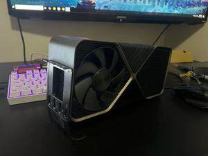 网友在垃圾桶捡到疑似 RTX 4090 Ti 显卡