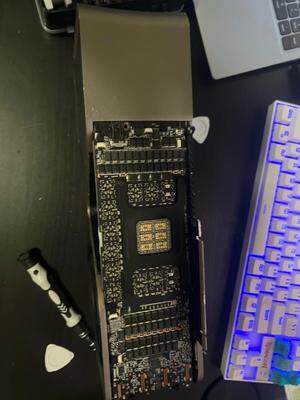 网友在垃圾桶捡到疑似 RTX 4090 Ti 显卡-B游