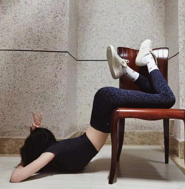 杨幂漫画腰原图素材 v1.0